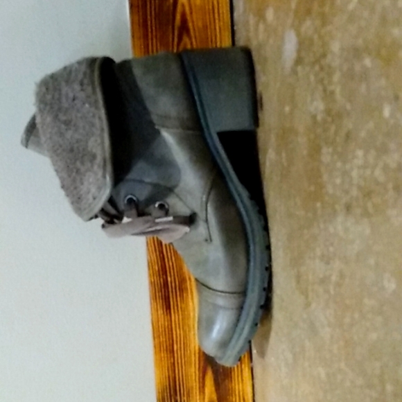 Roxy - Picture 3 of 4